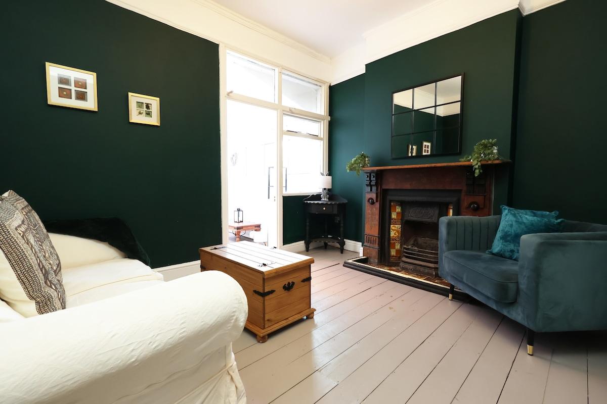 Leisure & Business-Spacious 4 Bed-Parking & Garden1