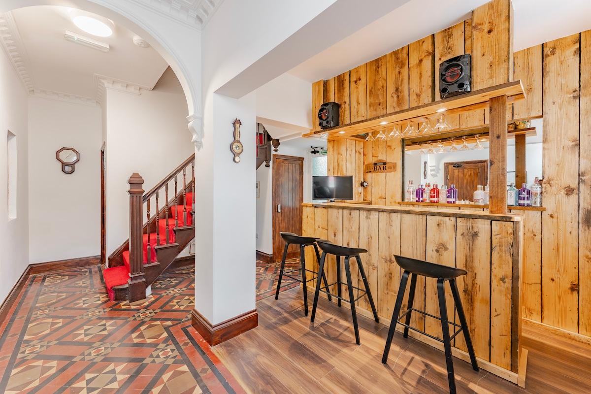 Luxury Townhouse for Hen, Stag & Large Group stays4