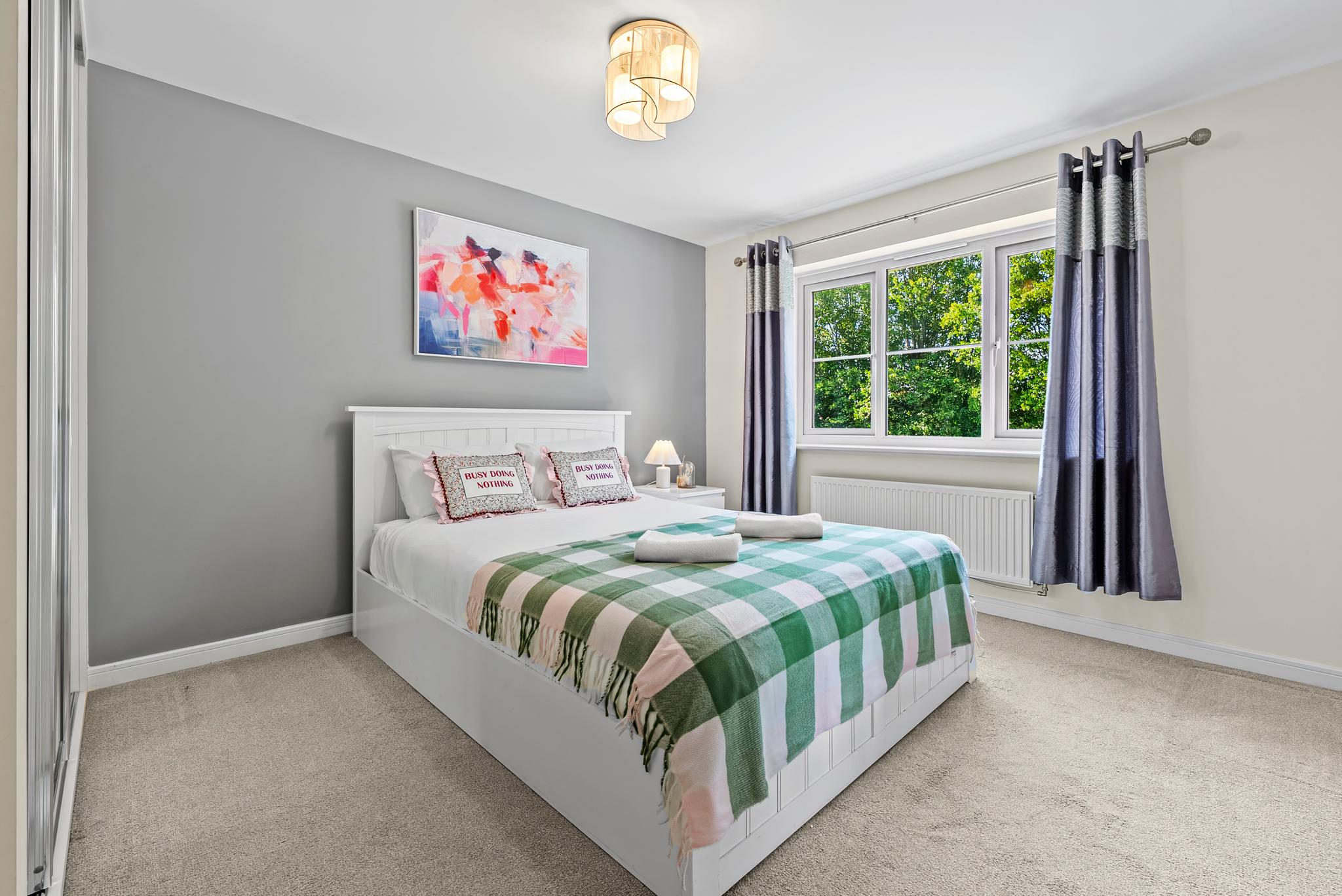 Business & Family Stays-4 Bedroom-Parking & Garden5