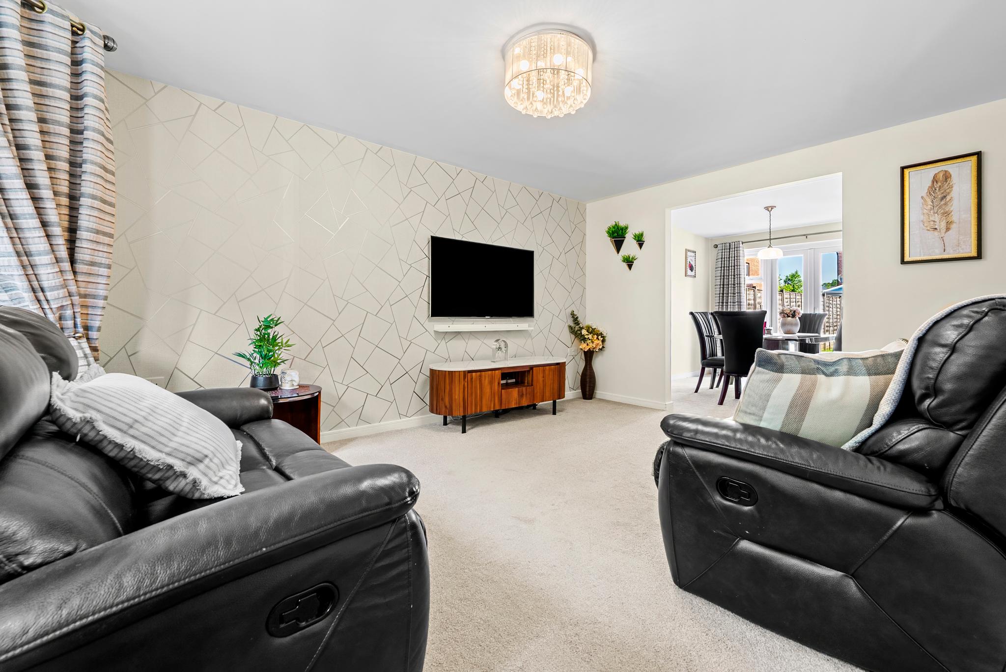 Business & Family Stays-4 Bedroom-Parking & Garden1