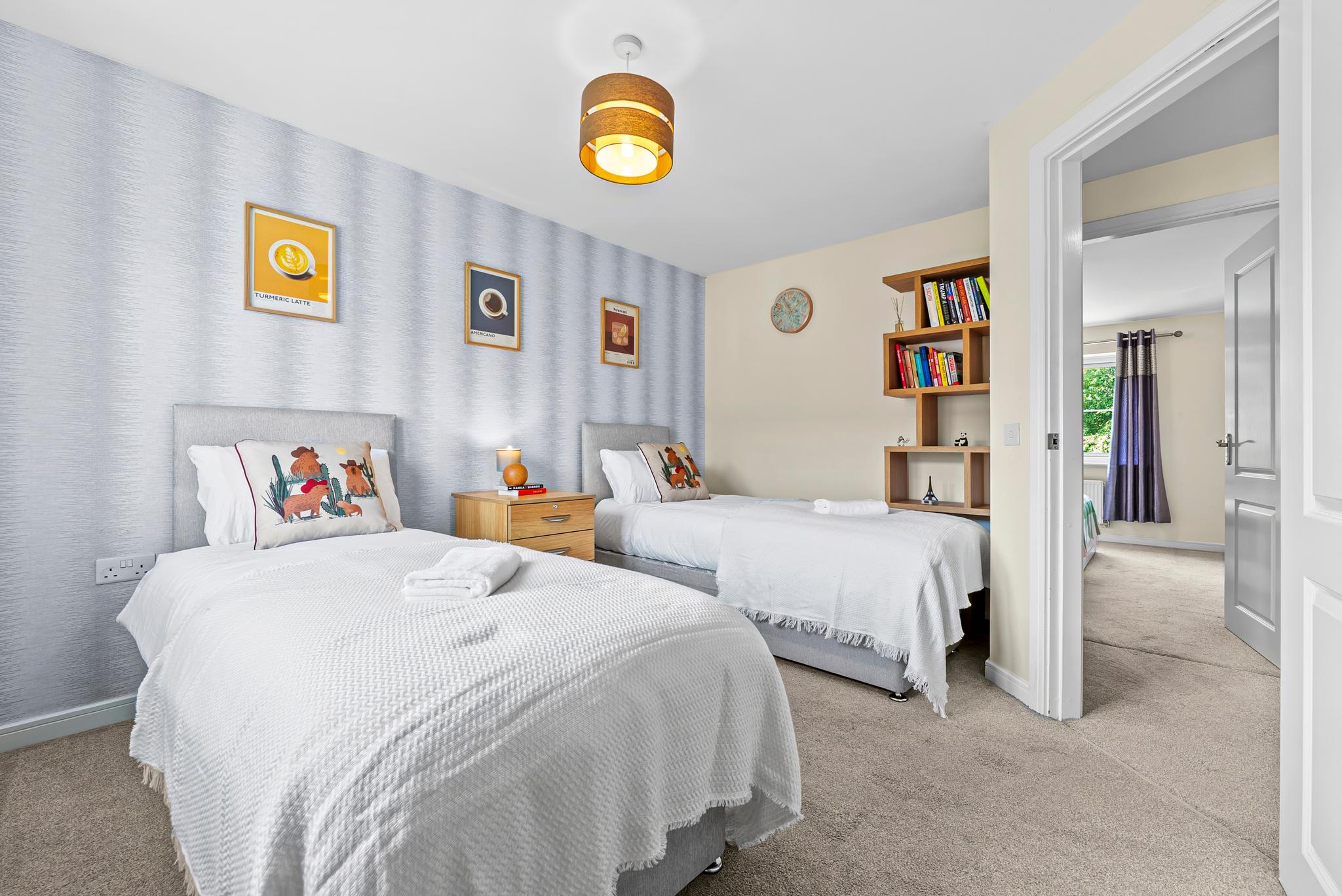 Business & Family Stays-4 Bedroom-Parking & Garden6