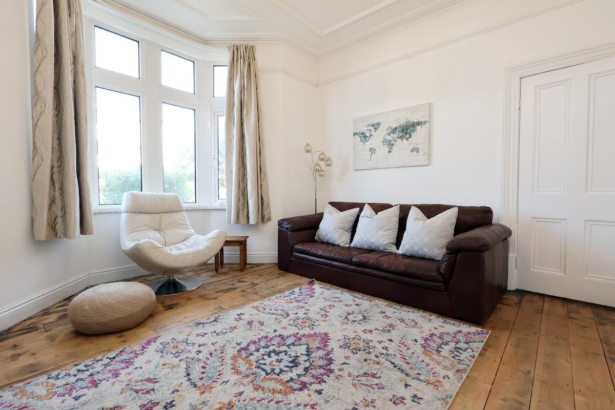Leisure & Business-Spacious 4 Bed-Parking & Garden4