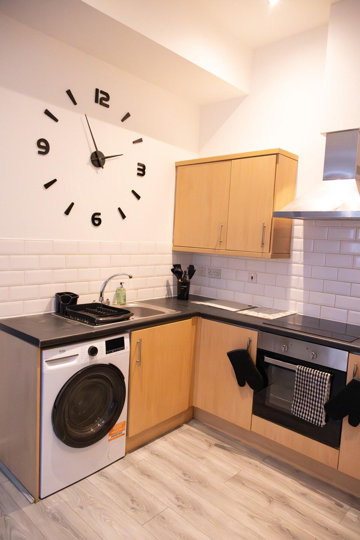 3-Bed Anfield | Private Parking | Sleeps 53