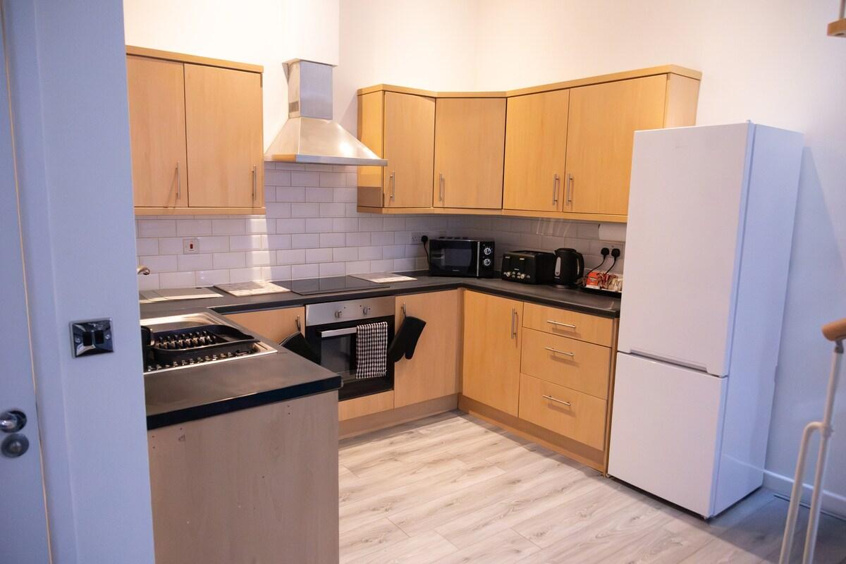 3-Bed Anfield | Private Parking | Sleeps 54
