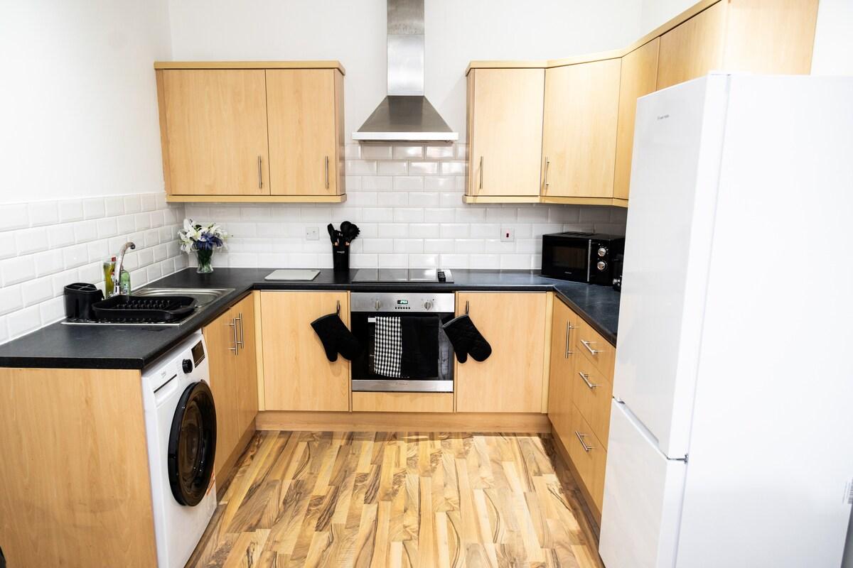 3-Bed Anfield | Private Parking | Sleeps 55