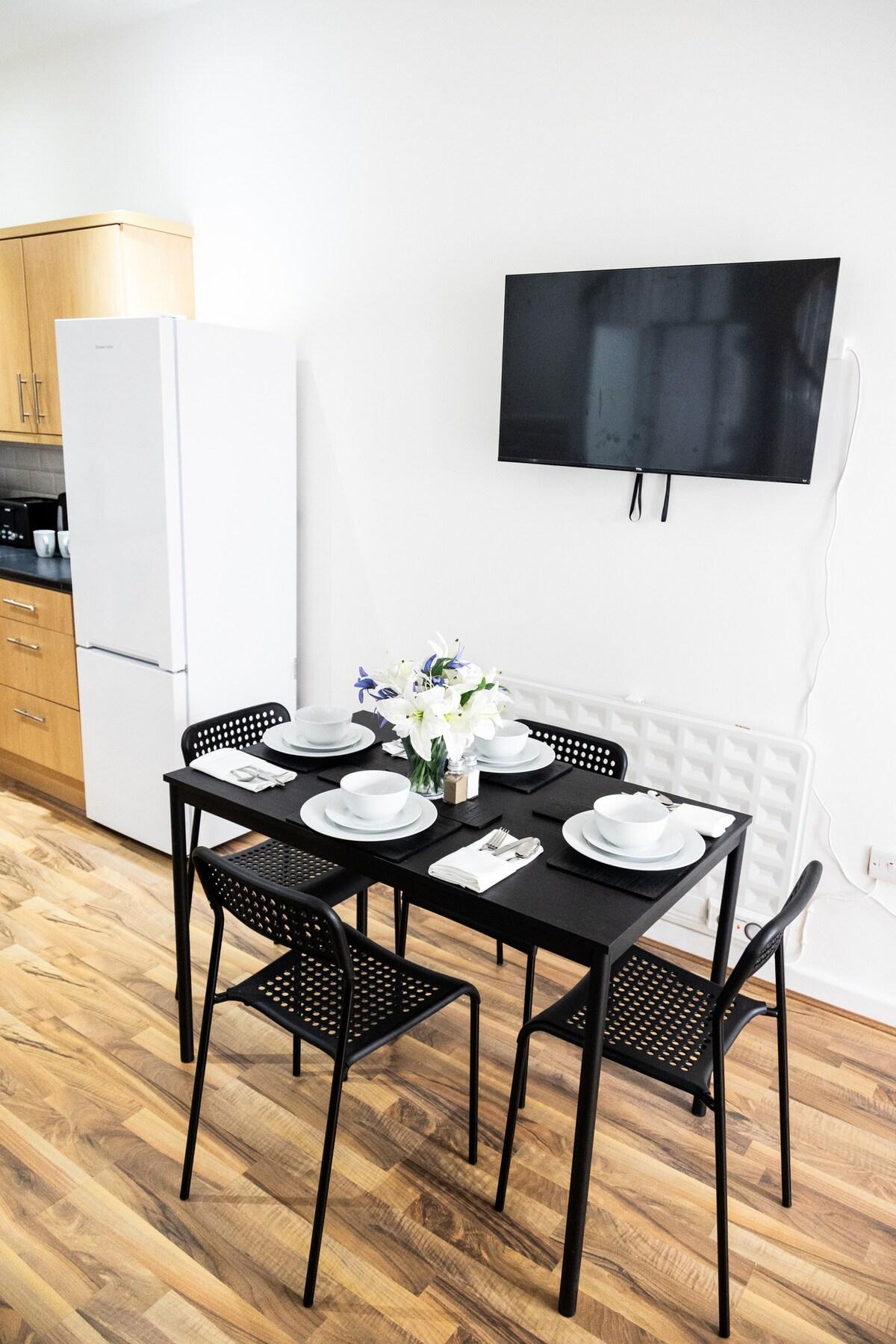 3-Bed Anfield | Private Parking | Sleeps 52